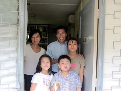 dr_chee_with_his_family
